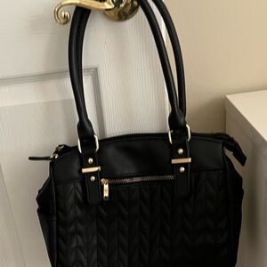 Quilted design handbag in great condition with no issues.